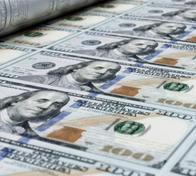 Dólar retrocede este miércoles, pero se resiste a perder nivel de los $3.900