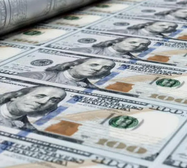 Dólar retrocede este miércoles, pero se resiste a perder nivel de los $3.900