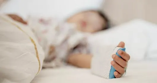 Niña de 3 años murió en Bogotá luego de atorarse con un frijol: esto se sabe