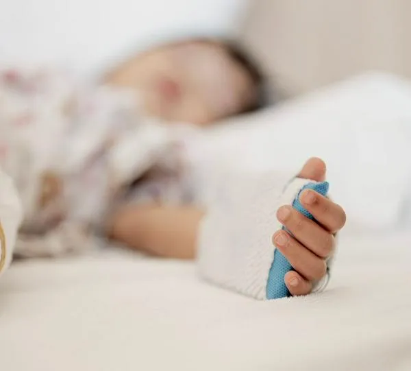 Niña de 3 años murió en Bogotá luego de atorarse con un frijol: esto se sabe