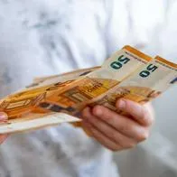 Foto de niño con euros, en nota de qué pasó con empresario que le dio 1.000 euros a su hijo de 14 años para trading
