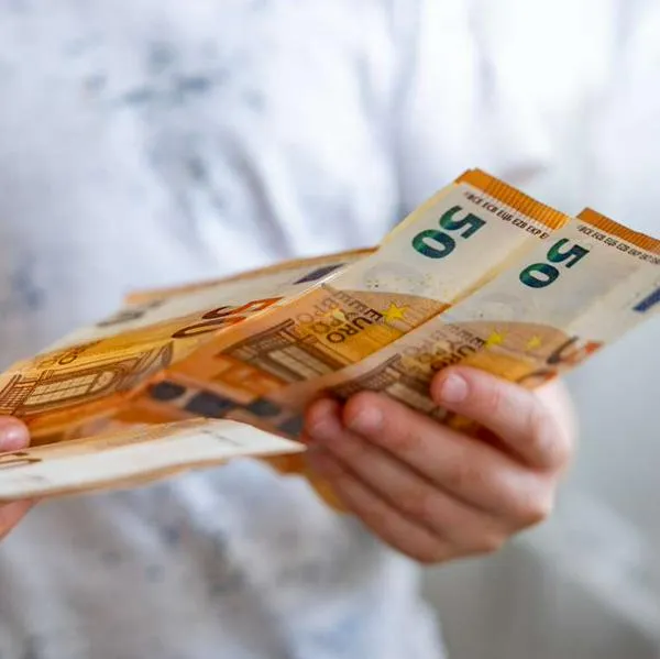 Foto de niño con euros, en nota de qué pasó con empresario que le dio 1.000 euros a su hijo de 14 años para trading