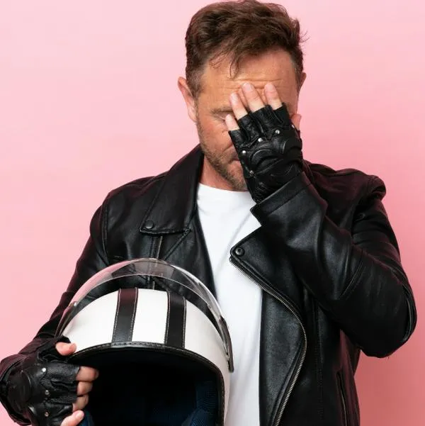 ¿Hay que cambiar el casco de moto si se cae? Recomendaciones y ley en Colombia