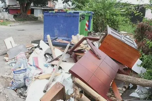 Aseguran estar agobiados por el desorden de los habitantes de calle y la acumulación constante de basuras 
