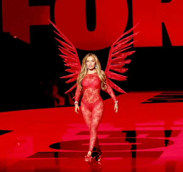 Karol G en el desfile de Victoria Secret: video de cómo fue su pasarela 