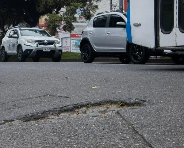Conductores alertan sobre hueco en la entrada del Hospital Infantil de Manizales: esperan por el arreglo