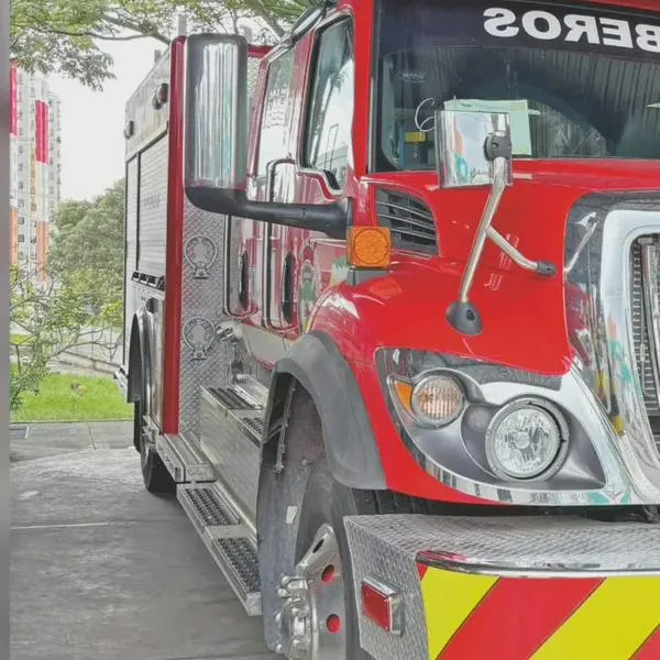 Cuerpo Oficial de Bomberos recibió carro cisterna y máquina extintora