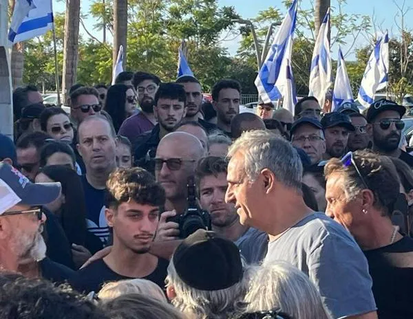 En Tel Aviv, emoción en el funeral de Guy Illouz, rehén israelí fallecido en Gaza