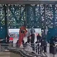 Video: encapuchados se toman portal de Transmilenio en el sur y aterran