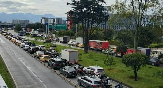 Accidente de moto colapsó calle 26 hacia aeropuerto: viajeros preocupados