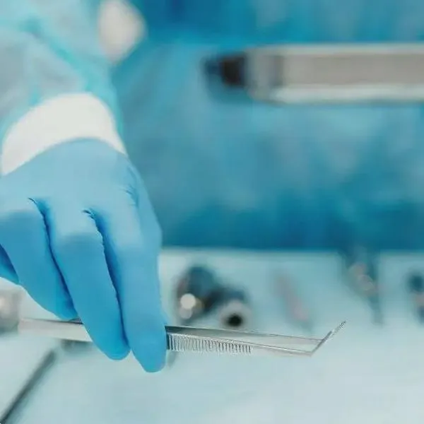 Cirujana permitió que su hija de 12 años perforara la cabeza de un paciente