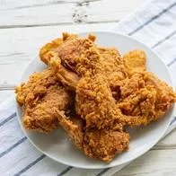 Foto de pollo frito, en nota sobre cómo es un pastel de matrimonio hecho de pollo frito, tendencia en boda es viral