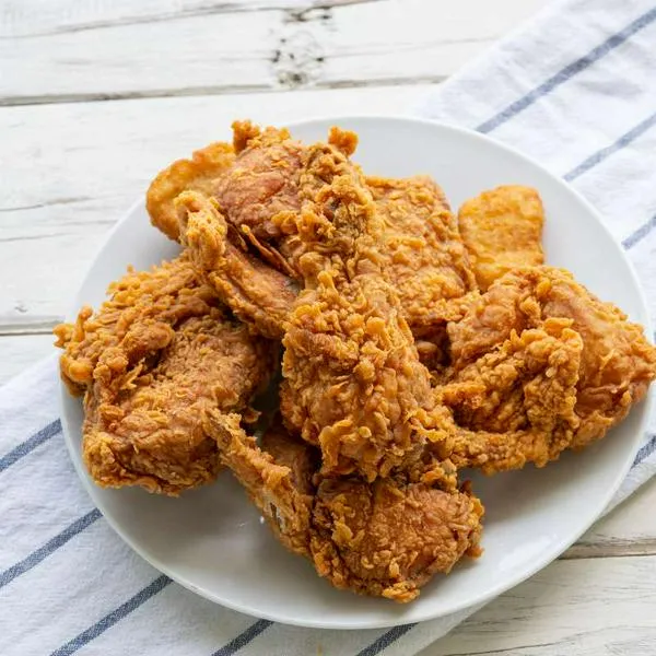 Foto de pollo frito, en nota sobre cómo es un pastel de matrimonio hecho de pollo frito, tendencia en boda es viral