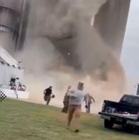 Momento del derrumbe de un silo de granos en Illinois, Estados Unidos