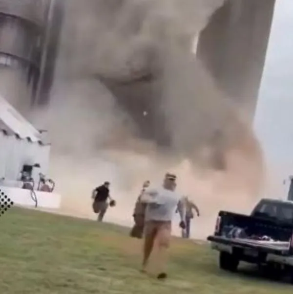 Momento del derrumbe de un silo de granos en Illinois, Estados Unidos