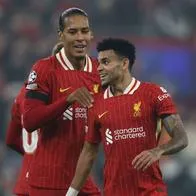Foto de Virgil Van Dijk y Luis Díaz, en nota  de que Liverpool tras Luis Díaz llevó a Virgil Van Dijk a dura confesión sobre calidad
