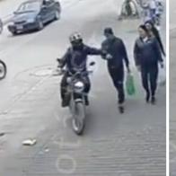 Bogotá: video de ladrón en moto que robó el celular a peatón arriba de un andén