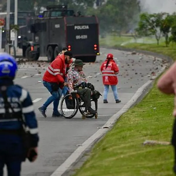 Gobierno y manifestantes sellan acuerdo, luego de desmanes y enfrentamientos en Bogotá