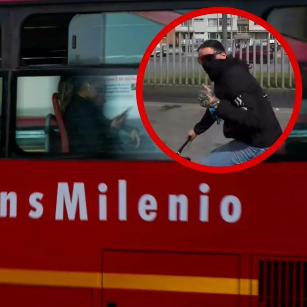 Joven se grabó manejando bicicleta en carril de Transmilenio