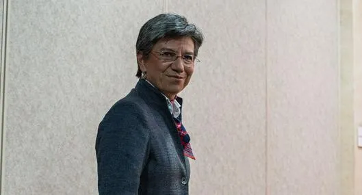 Burla a Claudia López en aeropuerto Claudia, te queremos... fuera del país