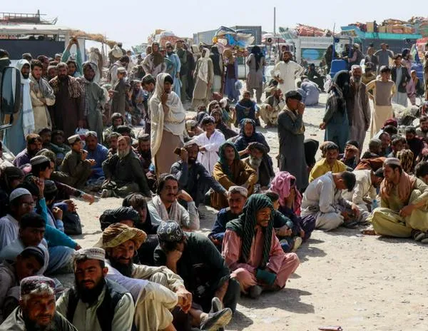 La frágil tregua entre Afganistán y Pakistán se rompe mientras ambos países negocian en Qatar