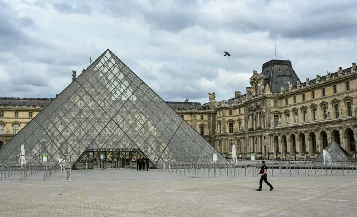 El museo del Louvre permanece cerrado por un robo