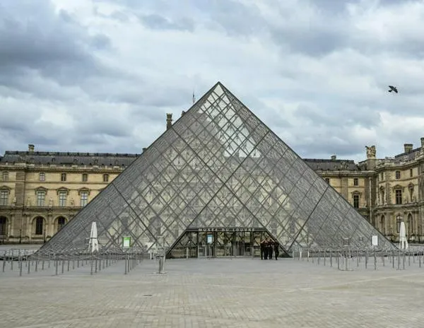 El museo del Louvre permanece cerrado por un robo