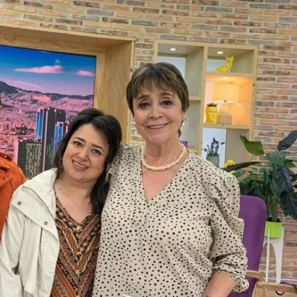 Consuelo Cepeda (der.) durante su paso en RCN. Actualmente, a sus 72 años, está buscando empleo