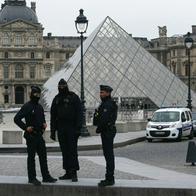 Robo en museo de Louvre, París: ladrones perdieron corona de Eugenia, Napoleón