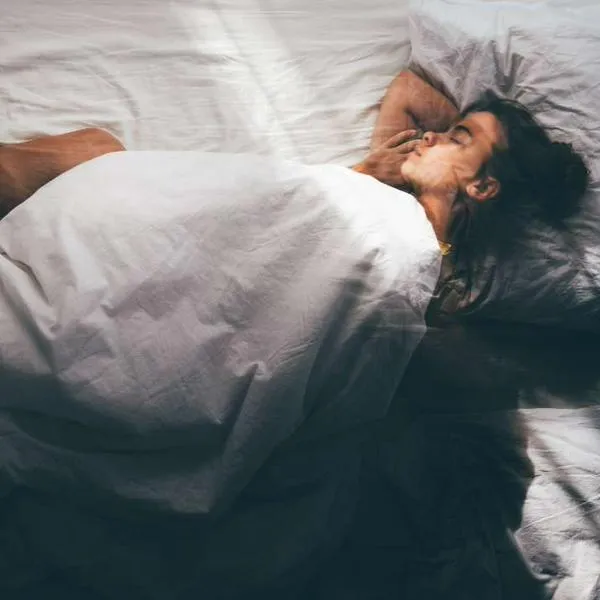 Foto de persona dormida, en nota sobre cómo influye la luna llena en el sueño, según estudios científicos por tendencia