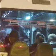 Imagen del atraco dentro de un bus en Bogotá, en el que un ladrón atacó a pasajeros con un arma
