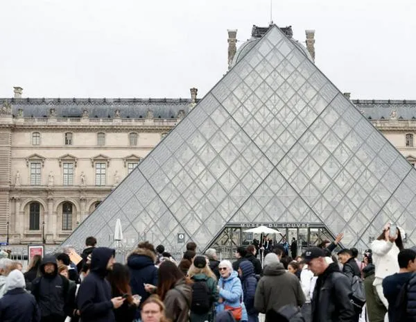 Siete minutos, cuatro ladrones y joyas de valor incalculable: las claves del “robo del siglo” en el Louvre