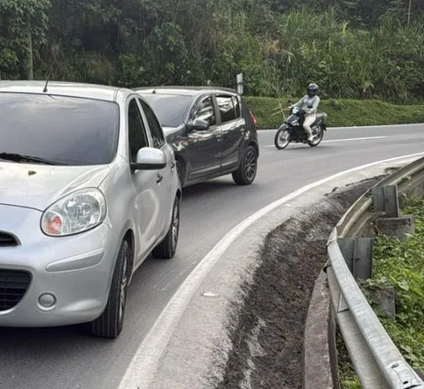 Choque triple en la vía Manizales - Pereira: dos carros y una moto