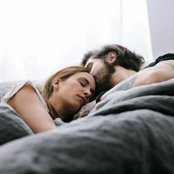 Foto de pareja durmiendo, en nota de qué es dormir a la Noruega, para acabar peleas de pareja en cama, y cómo hacerlo