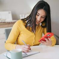 Foto de mujer con ChatGPT, en nota de cuáles son las preguntas más frecuentes que mujeres le hacen a ChatGPT y Gemini