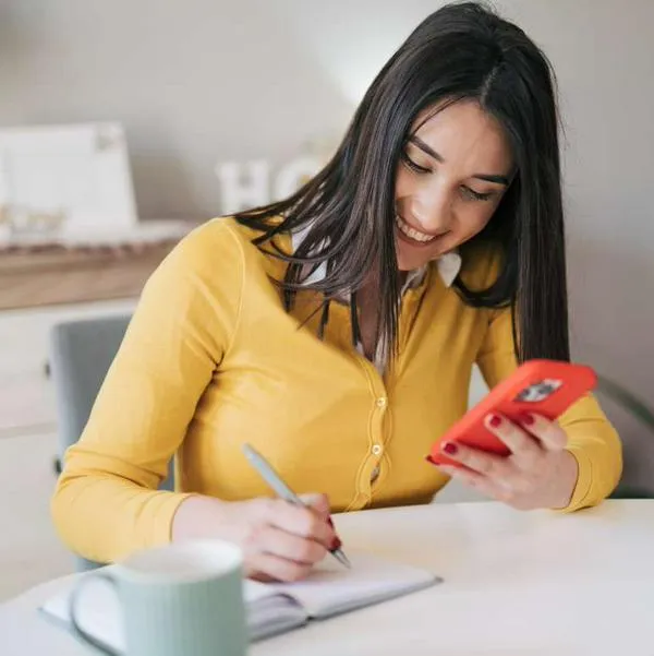 Foto de mujer con ChatGPT, en nota de cuáles son las preguntas más frecuentes que mujeres le hacen a ChatGPT y Gemini