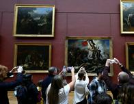 El Louvre reabre sus puertas tras impactante robo; su directora se enfrenta a interrogatorio del Senado
