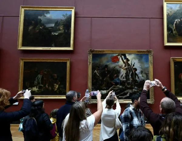 El Louvre reabre sus puertas tras impactante robo; su directora se enfrenta a interrogatorio del Senado