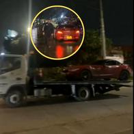 Piques ilegales Bogotá: 2 carros hicieron carrera pero uno se lo llevó la grúa