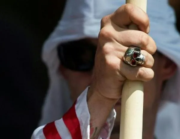 “Blackface” y disfraces del Ku Klux Klan: la velada de un club francés de paracaidismo, “un horror absoluto”