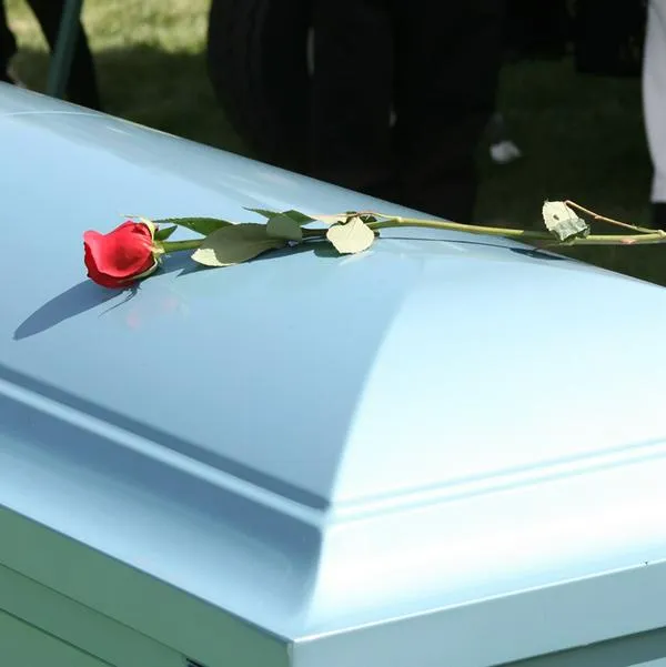 Hombre fingió su muerte para ver quiénes iban a su funeral: hubo sorpresa