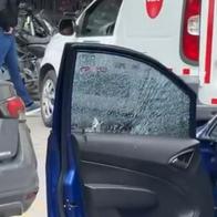 Así quedó uno de los carros afectados en el tiroteo en Mazurén (Bogotá), que dejó tres militares heridos