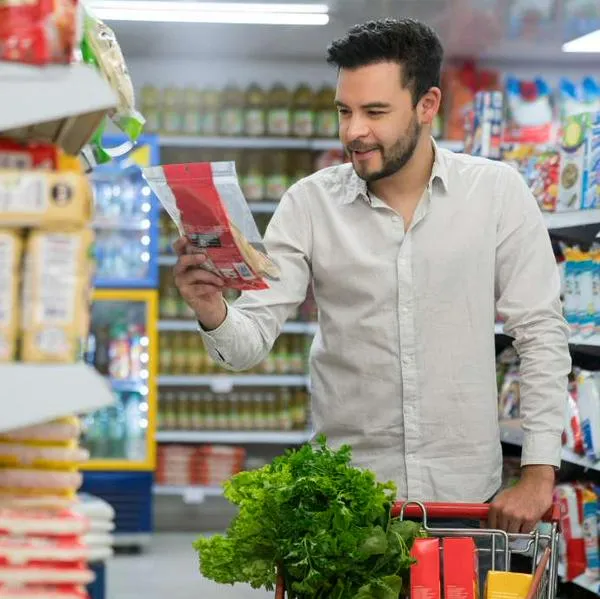 Foto de persona en supermercado, en nota de qué es neuropackaging, según experto en Colombia que revela todo sobre productos