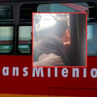 Dura lección a ladrón que quedó colgando de ventana de bus de Transmilenio