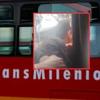 Dura lección a ladrón que quedó colgando de ventana de bus de Transmilenio