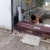 Santander hoy: mujer sacó a un hombre del ataúd para bañarlo y cambiarlo de ropa