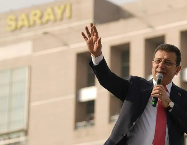 El líder opositor turco Ekrem Imamoglu es absuelto de un caso judicial, pero enfrenta dos nuevos cargos