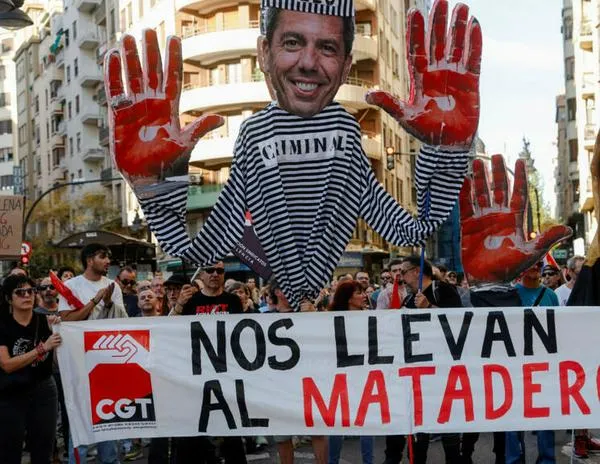 Decenas de miles de manifestantes en Valencia, un año después de las mortíferas inundaciones