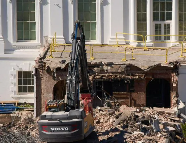 El salón de baile en la Casa Blanca: la bola de demolición marca a fuego la huella de Trump