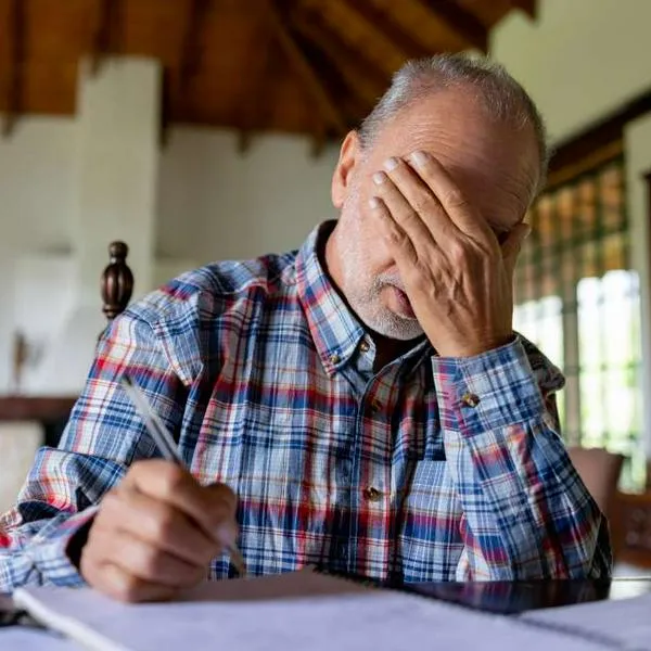 Foto hombre preocupado, en nota de por qué cambio en pensiones en Colombia en edad es urgente, según Banco Mundial